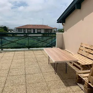 50m-pieds-dans-leau-20m-terrasse-vue-sur-mer.biarritzhotels.info/